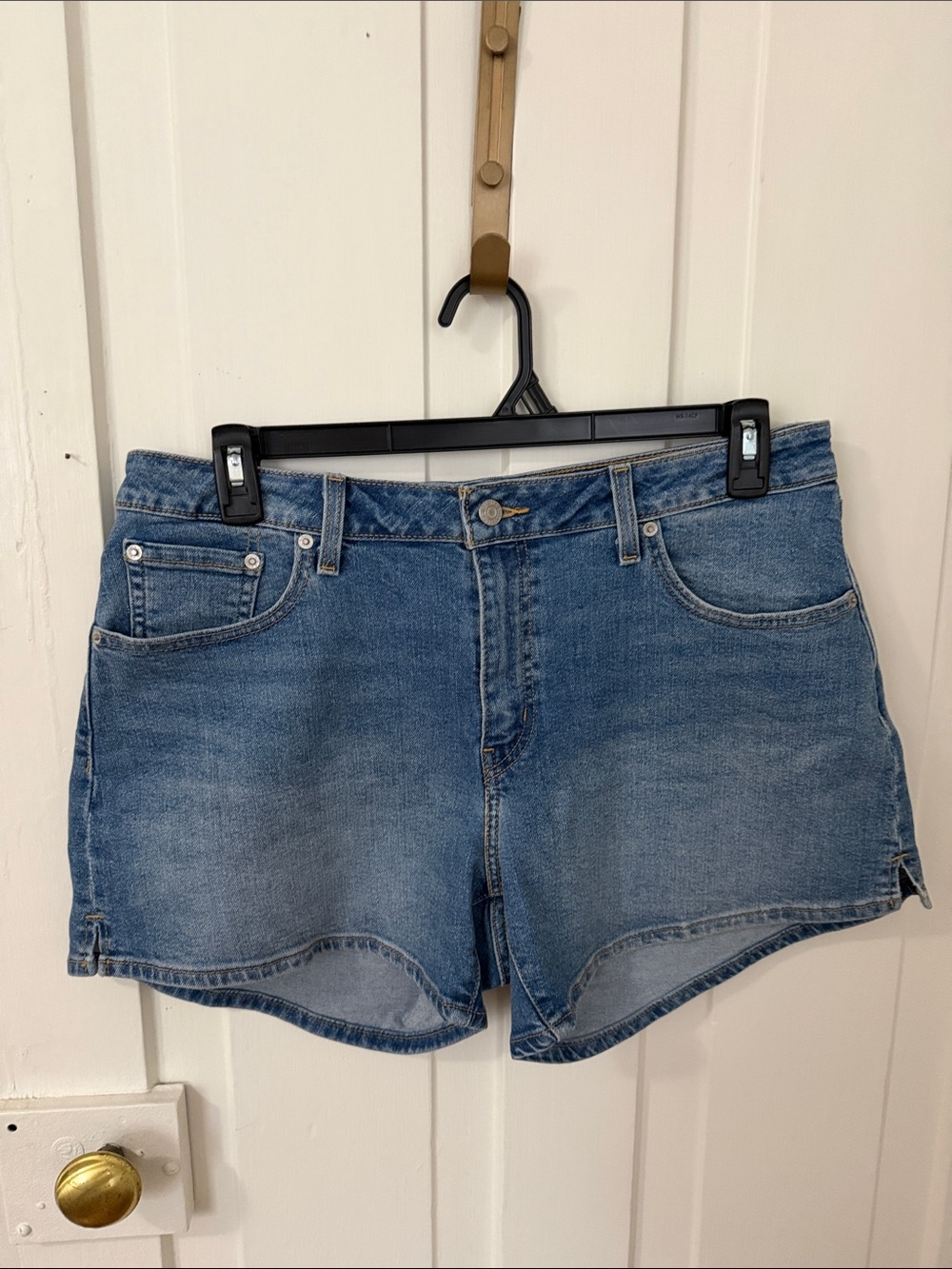 Classic Levi’s Women's A-Line Denim Jean Shorts in Medium Blue